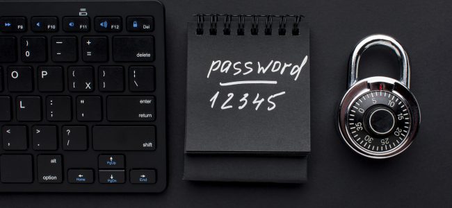 vista-dall-alto-del-lucchetto-con-password-e-tastiera